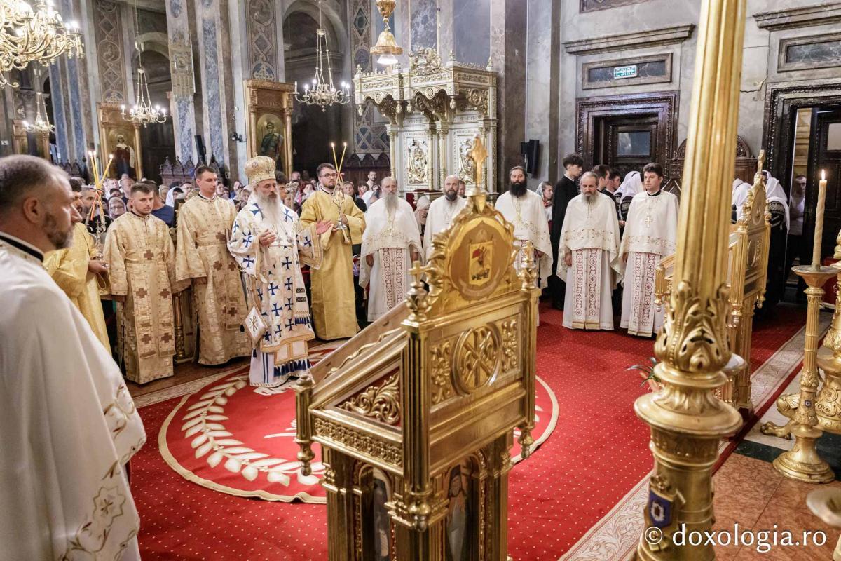 Momente din cadrul Sfintei Liturghii la Catedrala mitropolitană din Iași / foto: Oana Nechifor