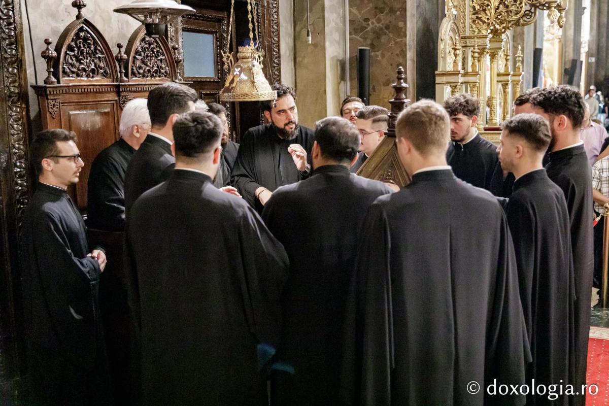 Corul „Byzantion” dirijat de Adrian Sîrbu împreună cu Dimitrios Galanis și prof. dr. Georgios Konstantinou din Grecia / foto: Oana Nechifor