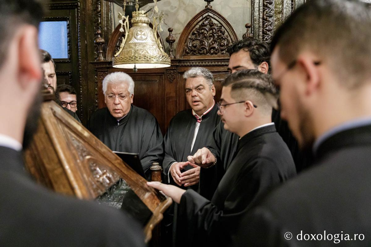 Corul „Byzantion” dirijat de Adrian Sîrbu împreună cu Dimitrios Galanis și prof. dr. Georgios Konstantinou din Grecia / foto: Oana Nechifor