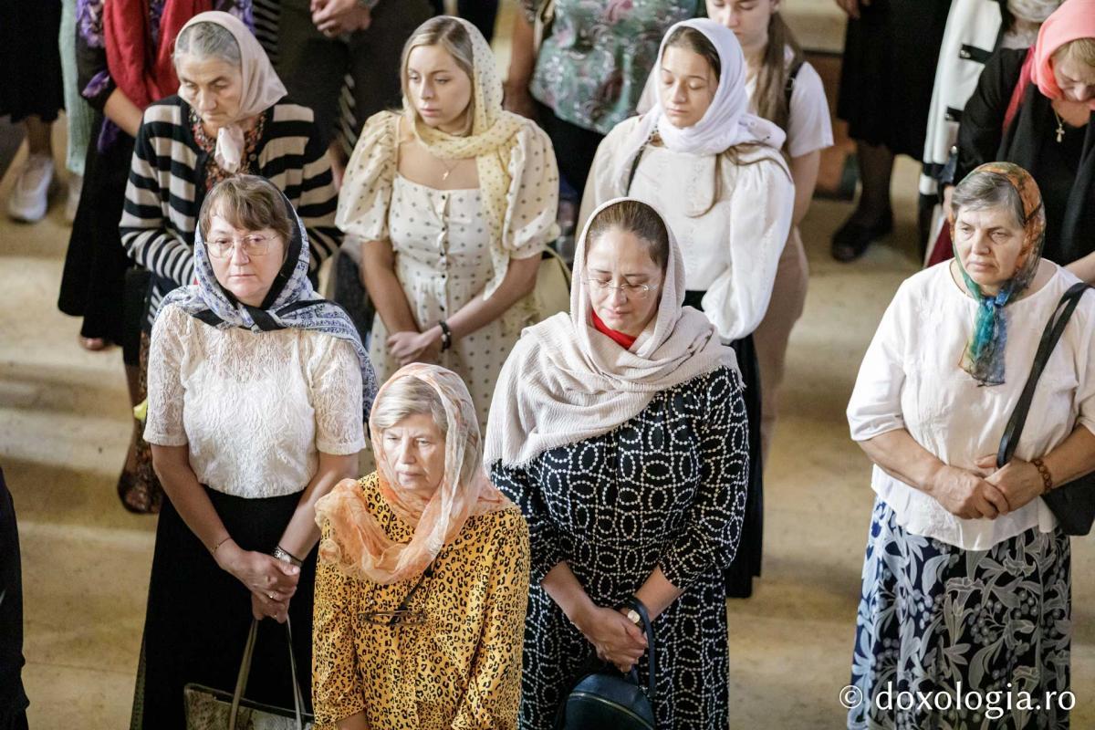 Credincioși participanți la Sfânta Liturghie / foto: Oana Nechifor