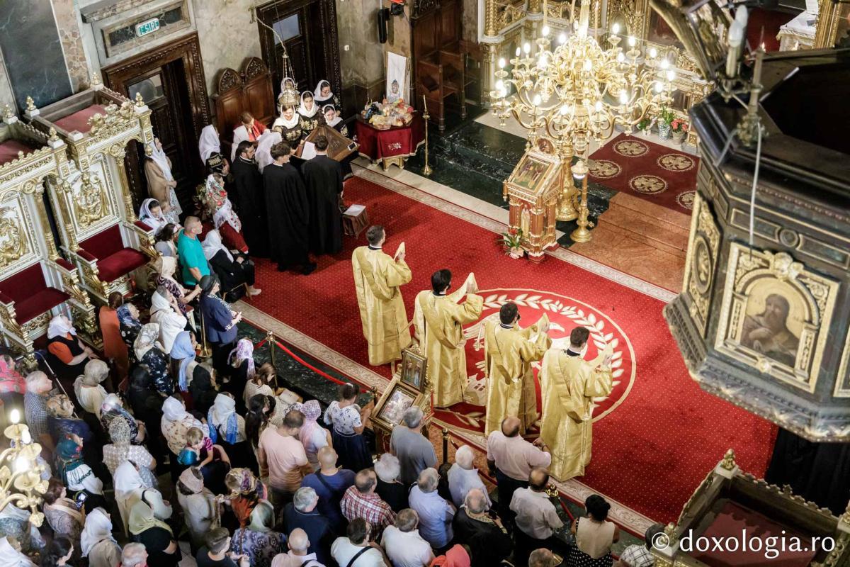 Momente din cadrul Sfintei Liturghii la Catedrala mitropolitană din Iași / foto: Oana Nechifor