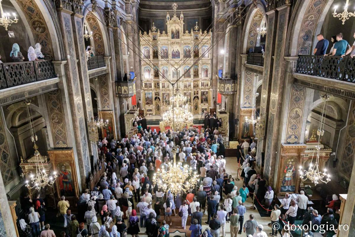Momente din cadrul Sfintei Liturghii la Catedrala mitropolitană din Iași / foto: Oana Nechifor