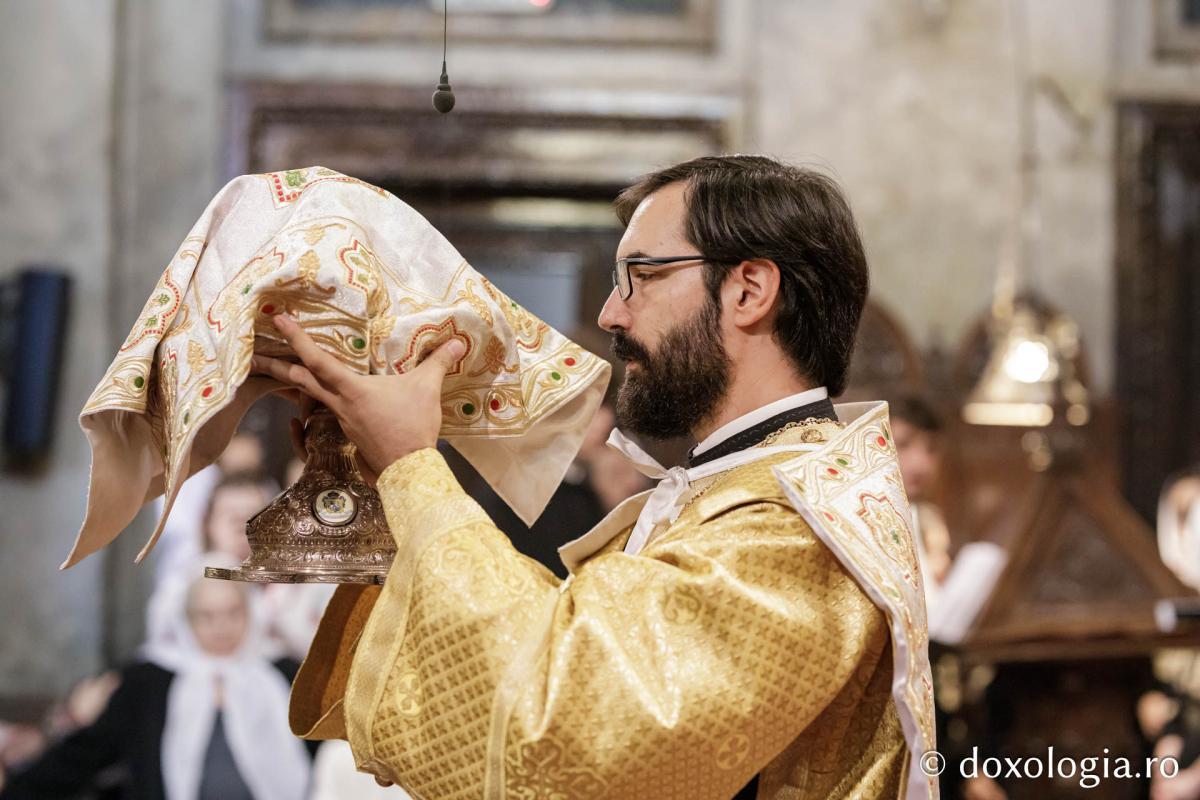 Momente din cadrul Sfintei Liturghii la Catedrala mitropolitană din Iași / foto: Oana Nechifor