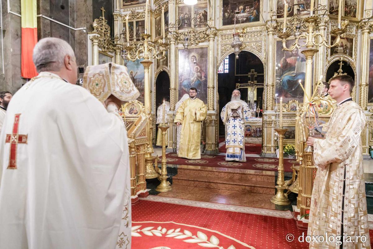 Momente din cadrul Sfintei Liturghii la Catedrala mitropolitană din Iași / foto: Oana Nechifor