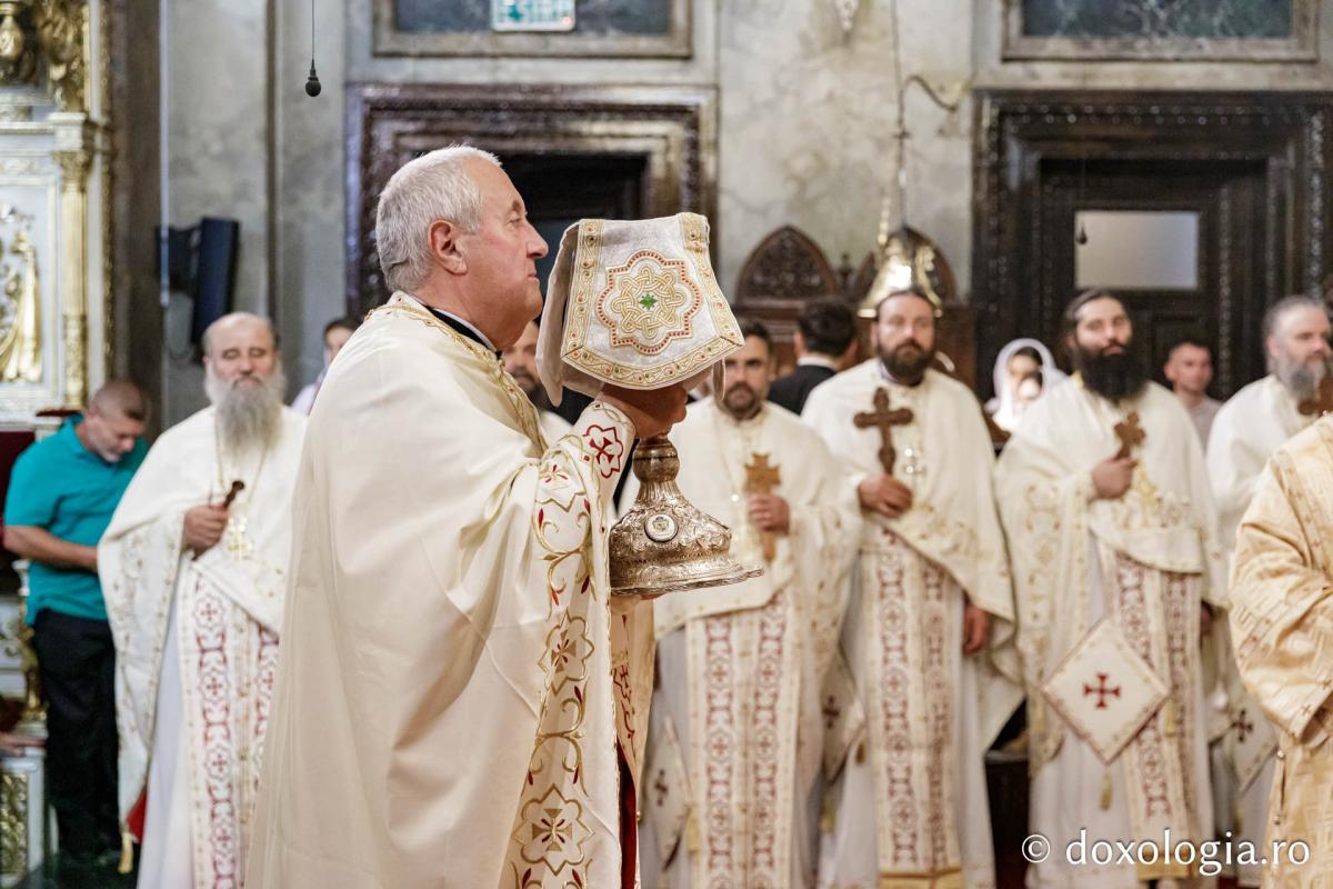 Momente din cadrul Sfintei Liturghii la Catedrala mitropolitană din Iași / foto: Oana Nechifor