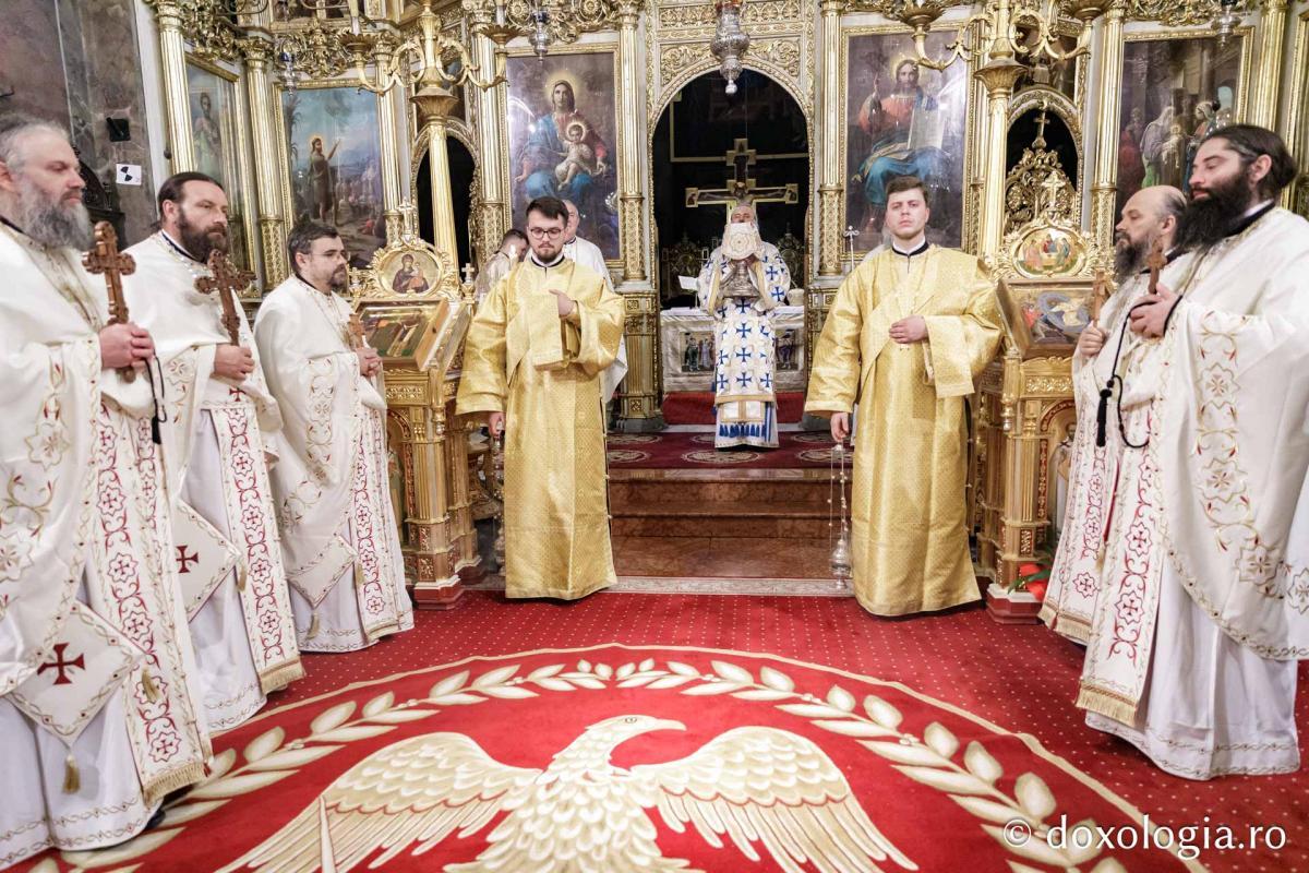 Momente din cadrul Sfintei Liturghii la Catedrala mitropolitană din Iași / foto: Oana Nechifor