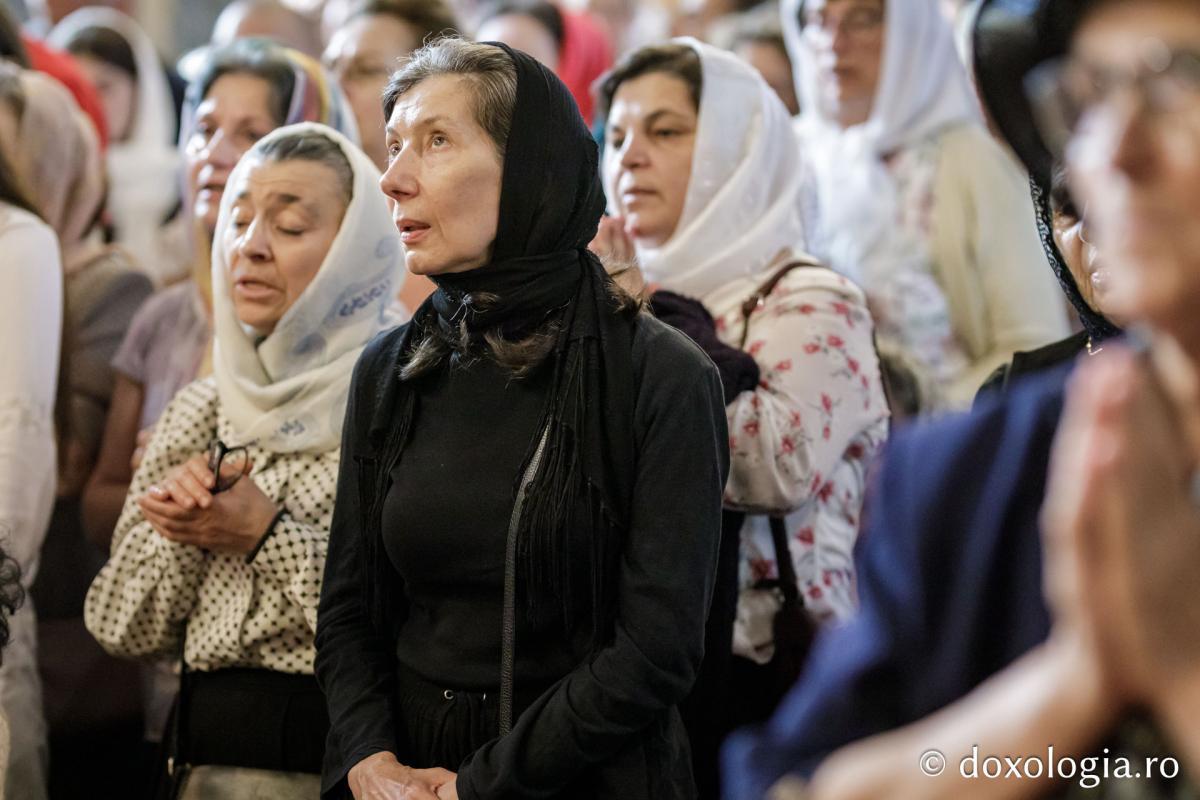 Credincioși participanți la Sfânta Liturghie / foto: Oana Nechifor