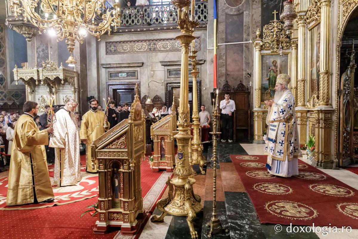 Momente din cadrul Sfintei Liturghii la Catedrala mitropolitană din Iași / foto: Oana Nechifor