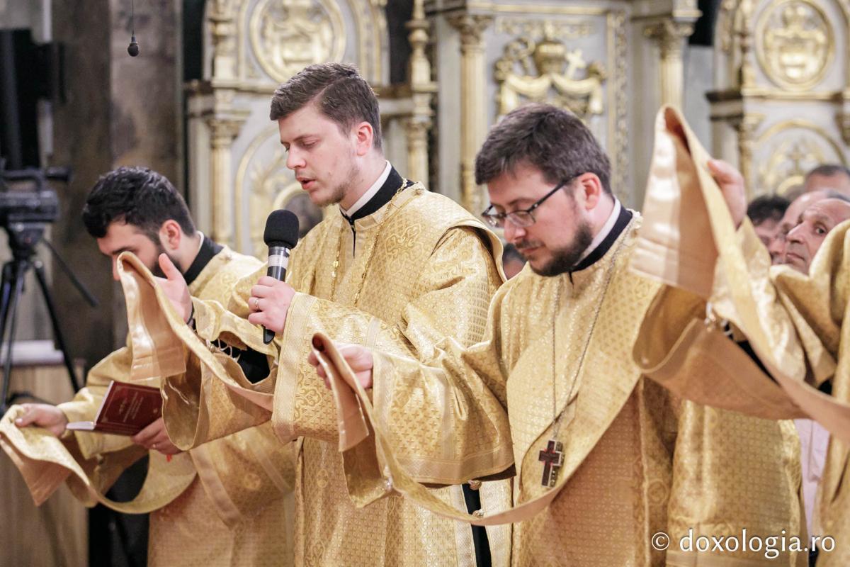 Momente din cadrul Sfintei Liturghii la Catedrala mitropolitană din Iași / foto: Oana Nechifor