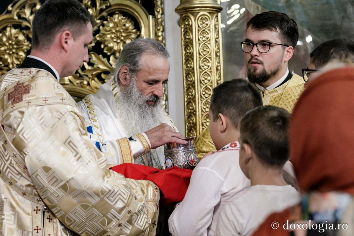 Momente din cadrul Sfintei Liturghii la Catedrala mitropolitană din Iași / foto: Oana Nechifor